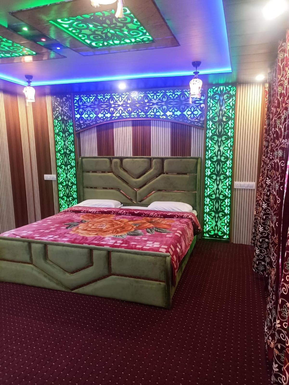 Backyard Stays With Dal Lake View Srīnagar Exterior foto